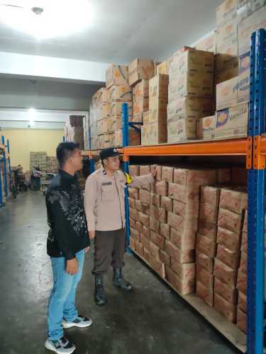 Personil Polsek Pulau Burung Cek Harga dan Stok Sembako Jelang Lebaran
