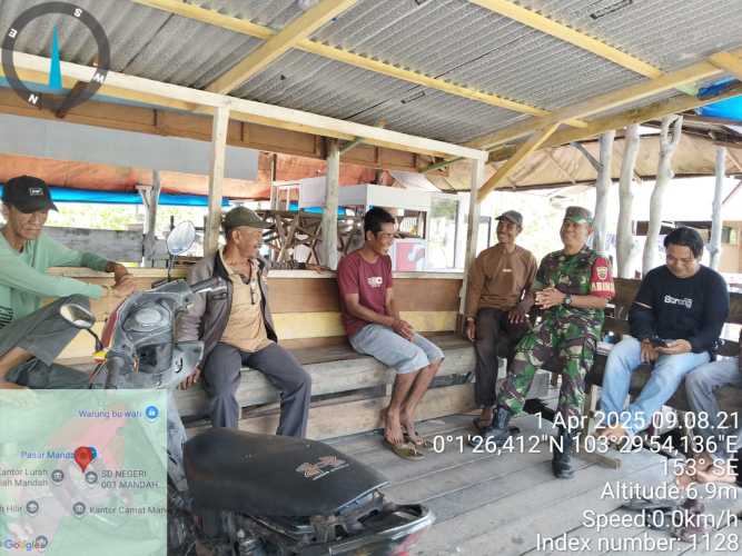 Babinsa Serma H. Situmorang Sambangi Warga, Sambut Lebaran Idul Fitri 1446 H dengan Himbauan Keamanan