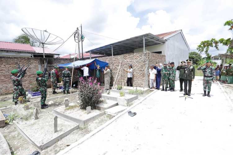 Kasdim 0208 Asahan Bertindak Sebagai Inspektur Upacara Pemakaman Sertu Syahrijal