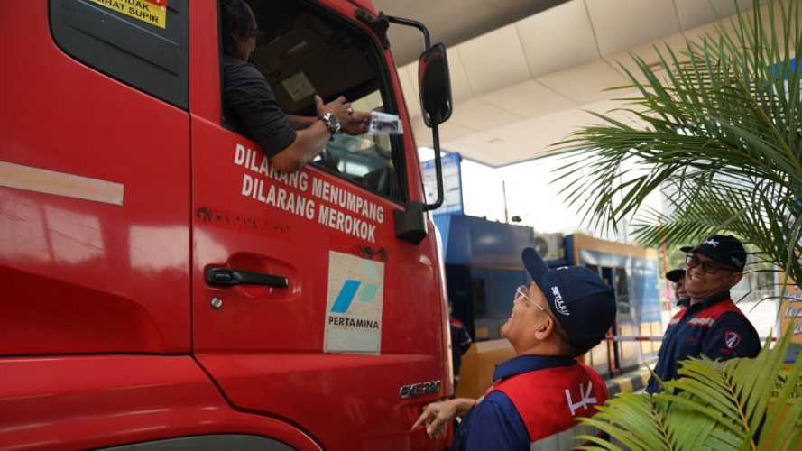 Ribuan Merchandise Edisi Spesial  Dibagikan Gratis Kepada Pengguna Jalan Tol