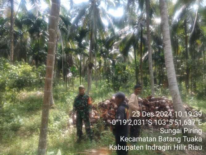 Patroli Berjenjang Babinsa Koramil 12/Batangtuaka, Jaga Keamanan Lingkungan