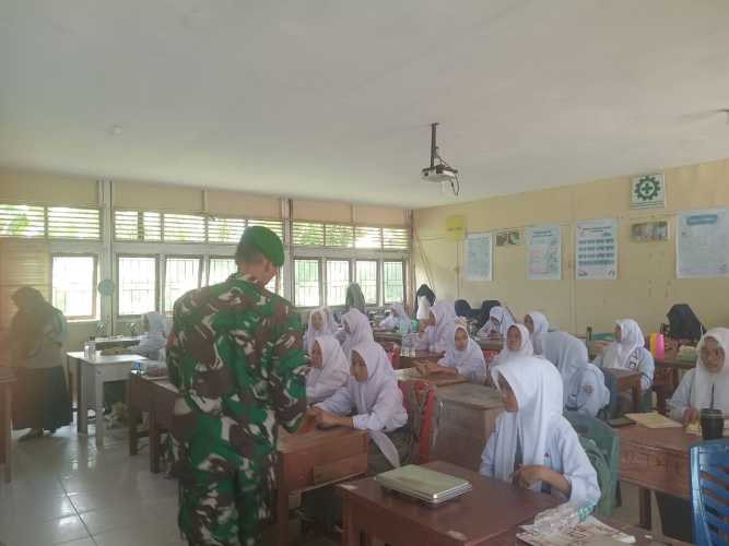 Babinsa Sertu Deni Sutrisno Bantu Distribusikan 2.632 Porsi Program Makan Bergizi Gratis di Kelurahan Sungai Beringin