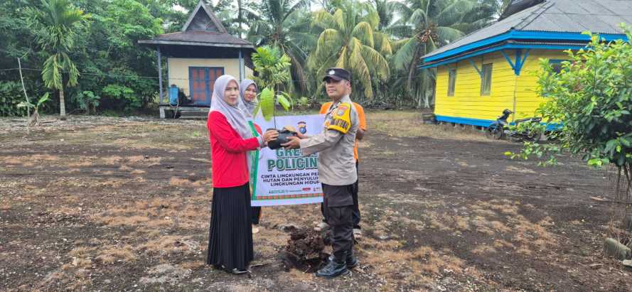 Polsek Pelangiran Galakkan Green Policing,Bhabinkamtibmas dan Bidan Desa Tanam Pohon untuk Masa Depan Lingkungan