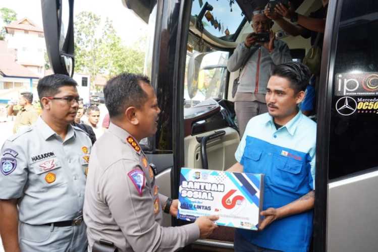 Hari Lalu Lintas Bhayangkara, Polda Riau Bagikan 8 Ribu Bansos