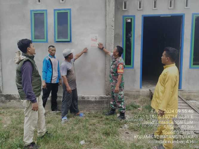 Sambut HUT RI Ke -79, Babinsa Sungai Dusun Ajak Masyarakat Pasang Bendera dan Umbul Umbil