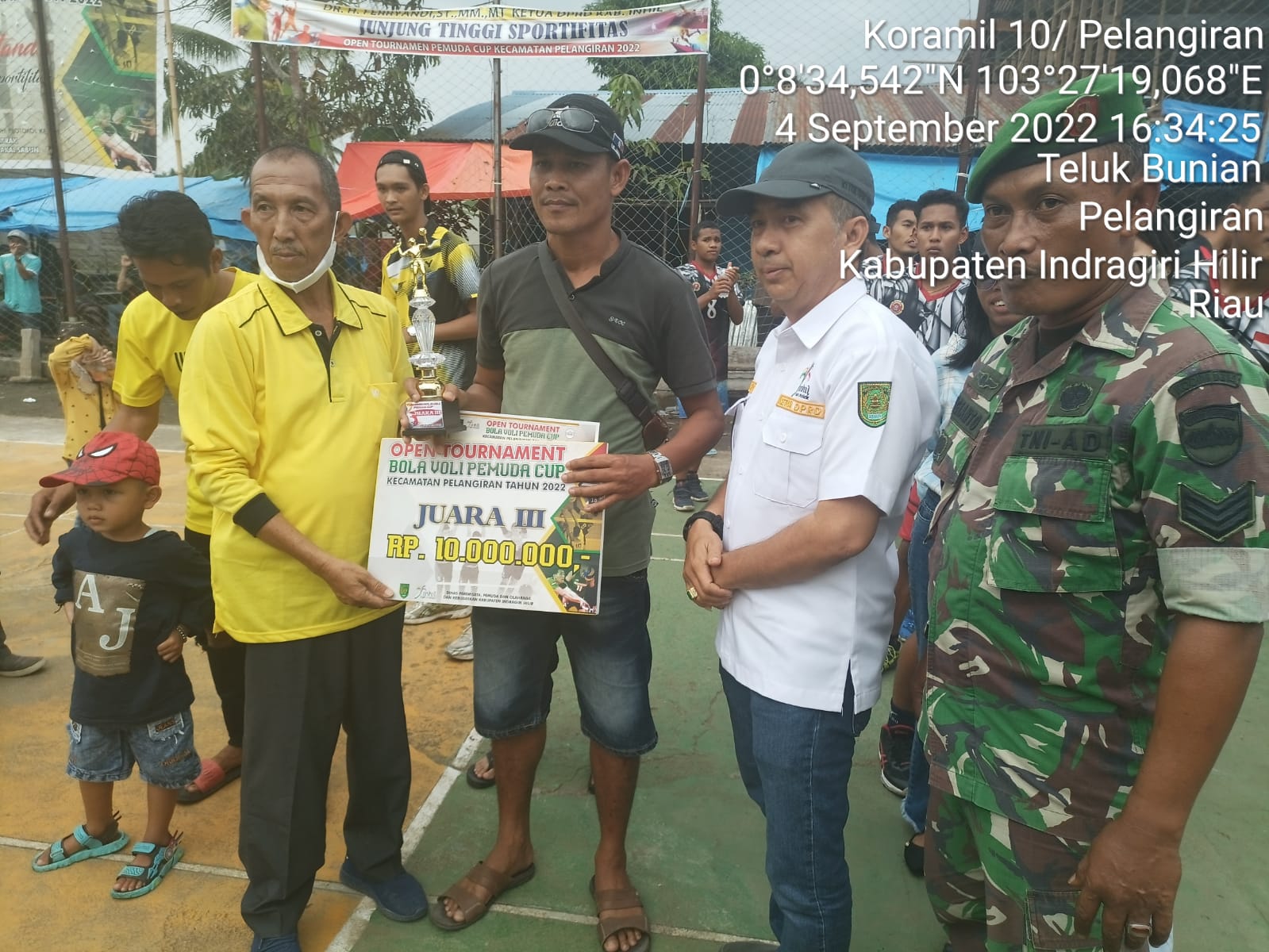 Mewakili Danramil,Serka Sugianto Babinsa Koramil 10/Pelangiran Hadiri Penutupan Turnamen Bola Voly