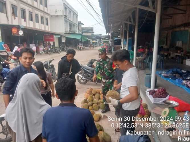 Babinsa Koramil 11/PBR Gelar Komsos, Ingatkan Pedagang Jaga Kebersihan Pasar