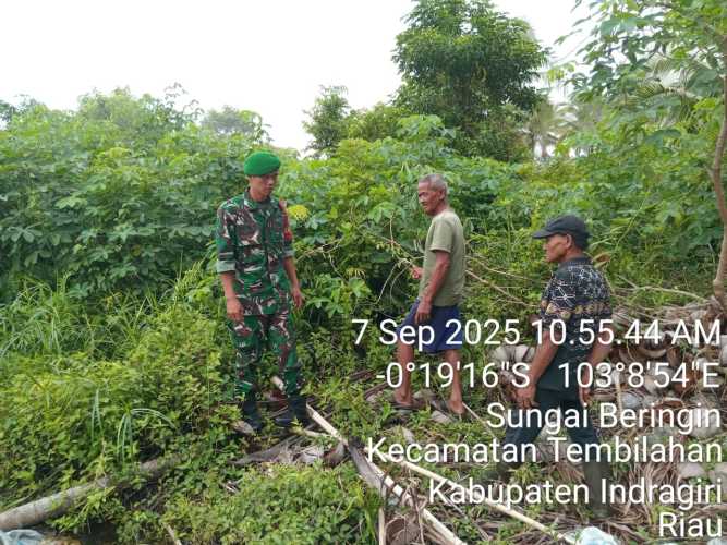 Babinsa Koramil 01/Tembilahan, Sertu Deni Sutrisno, memimpin kegiatan patroli terpadu bersama masyarakat di Kelurahan Sungai Bringin