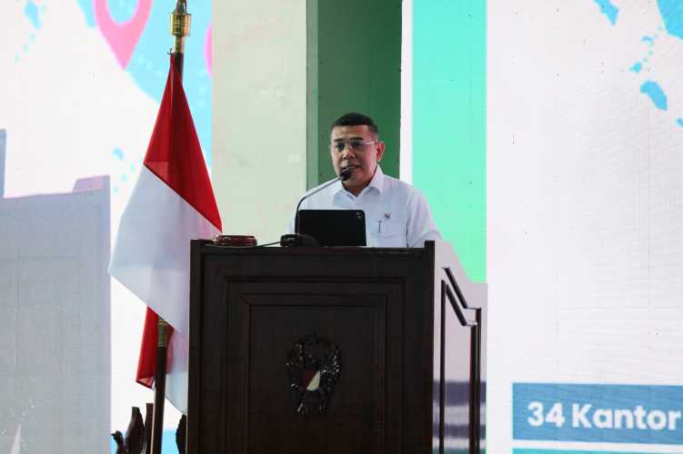 Jadi Pembicara dalam Apel Dansatkowil, Wamen Ossy Ajak TNI AD Perkuat Sinergi untuk Menjaga Tanah Negara