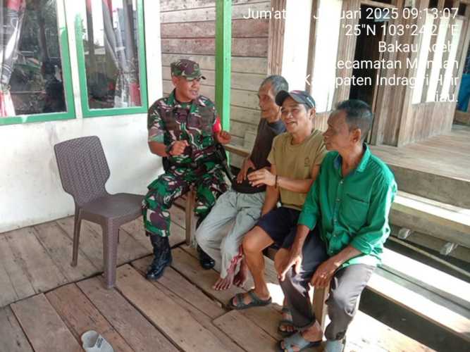 Jumat Berkah,Babinsa Desa Bakau Aceh Jalin Silaturahmi Erat