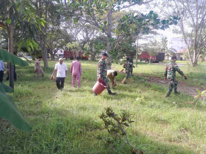 Personel Koramil 01/Tembilahan Laksanakan Bakti Lingkungan di Terminal Bandar Laksamana Indragiri