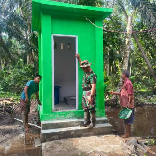 Penyelesaian Fisik Tahap Pengecetan MCK Program TMMD Kodim Inhil ke-123 di Desa Karya Tunas Jaya