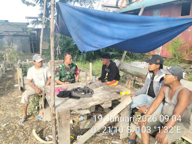 Babinsa Sertu Suratno mensosialisasikan rekrutmen TNI AD kepada generasi muda: