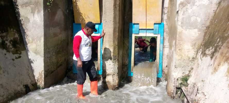 Atasi Genangan Air,Kadis DLH Rohil Pantau Aliran Pintu Air Menuju Kuala Bagan