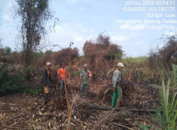 Babinsa Koramil 12/Batangtuaka Jaga Lahan Warga, Cegah Karlahut
