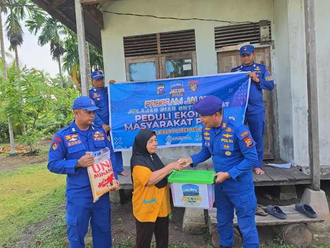 TEMBUS UJUNG PERAIRAN! JALUR Sat Polairud Polres Pelalawan Antar Bansos hingga Pulau Mendol.