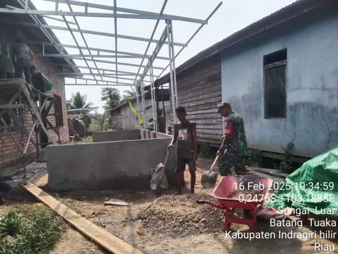 Babinsa Koramil 12/Batang Tuaka Dukung Pembangunan Musholla Pesantren Nurul Huda melalui Gotong Royong