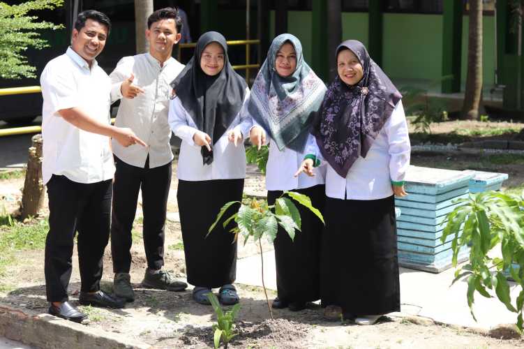 MAN 1 Pekanbaru Dukung Program Ekoteologi Kemenag RI Lewat Gerakan Penanaman Pohon
