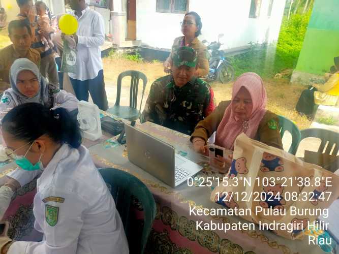 Babinsa Koramil 11/Pulau Burung Pantau Pelayanan Kesehatan di Desa Sri Danai Jaya