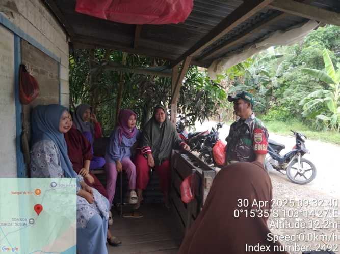 Babinsa Koramil 12/Batang Tuaka Himbau Ibu-Ibu Awasi Tumbuh Kembang Anak di Desa Sungai Dusun