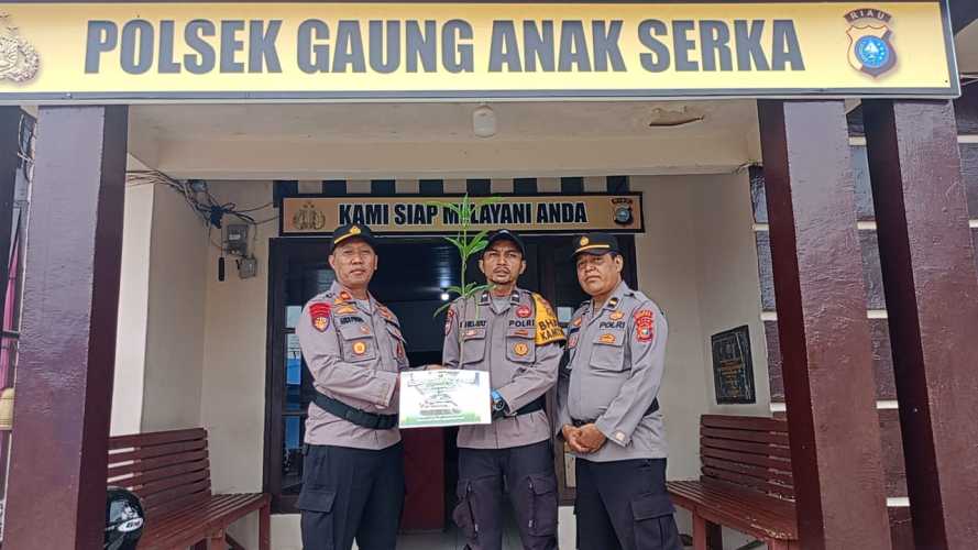 Kapolsek Gaung Anak Serka Beri Hadiah Bibit Pohon Kepada Personel yang Berulang Tahun