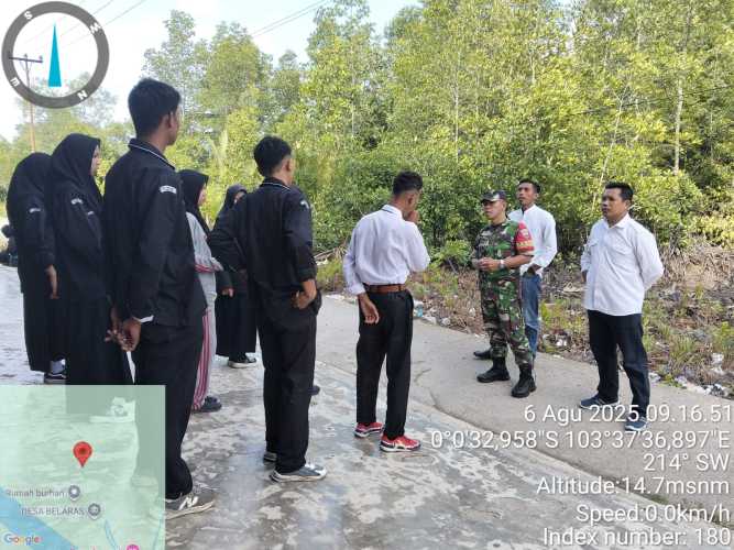 Babinsa Serma H. Situmorang Semangati Pelajar Desa Belaras Ikut Upacara HUT RI ke-80