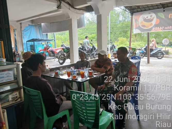 Babinsa Koramil 11/Pulau Burung  Aktif Jaga Kamtibmas Melalui Komunikasi Sosial