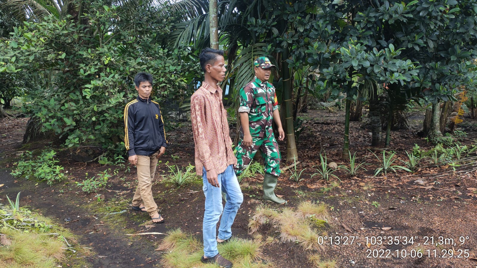 Serda Candra Bastian Babinsa Koramil 10/Pelangiran Mengontrol Daerah Perkebunan Warga