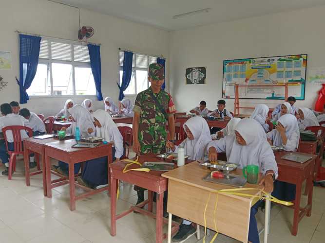Babinsa Tembilahan Hulu Awasi Program Makan Bergizi di 10 Sekolah