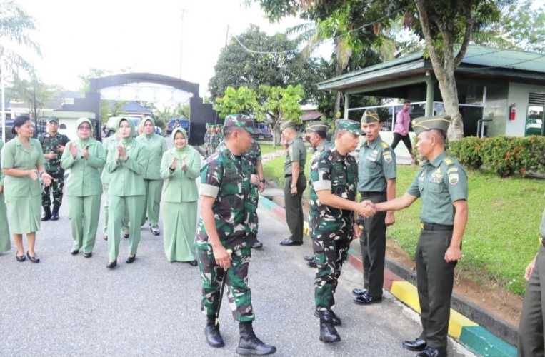 Danrem 031/WB Brigjen TNI Dany Rakca A. S.A.P., M.Han Bersama Ketua Persit KCK Koorcab Rem 031 PD l/BB Ny. Widya Dany Rakca melakukan Kunjungan Kerjanya ke Kodim 0313/KPR