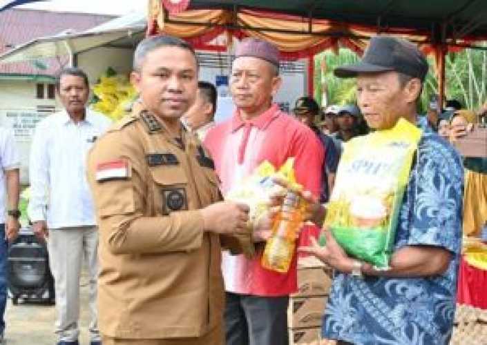 Gubri Abdul Wahid Tinjau Gerakan Pangan Murah di Bengkalis : Kebutuhan Dasar yang Tidak Boleh Diabaikan