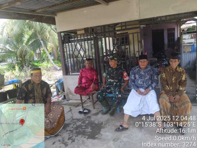 Babinsa Koramil 12/Batang Tuaka  Fasilitasi Komsos Kampung Pancasila untuk Tingkatkan Keamanan Desa Sungai Dusun