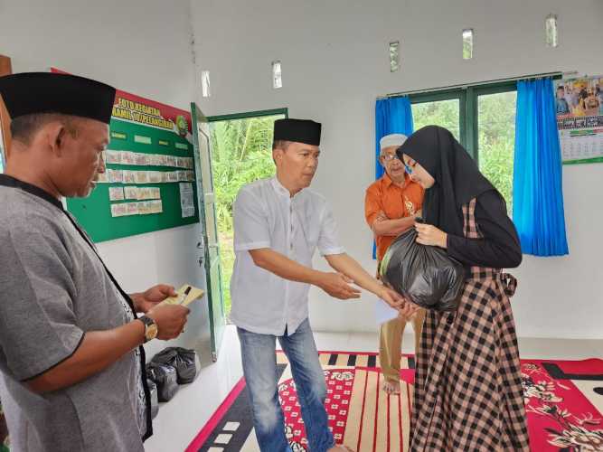 Koramil 10/Pelangiran Berikan Santunan Anak Yatim