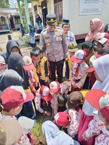 Kapolsek Pelangiran Tanamkan Jiwa Peduli Lingkungan Sejak Dini Lewat Program Green Policing