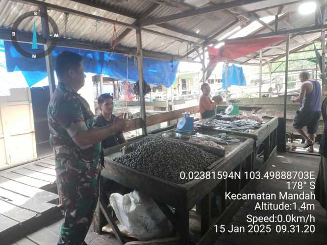 Babinsa Bente Lakukan Komsos di Pasar Ikan, Perkuat Hubungan dengan Pedagang