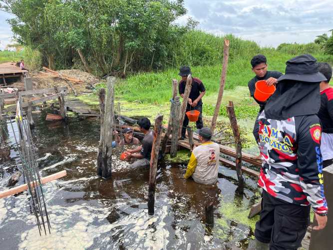 Polres Inhil Kebut Pembangunan Jembatan Merah Putih Presisi, Warga Rasakan Harapan Baru