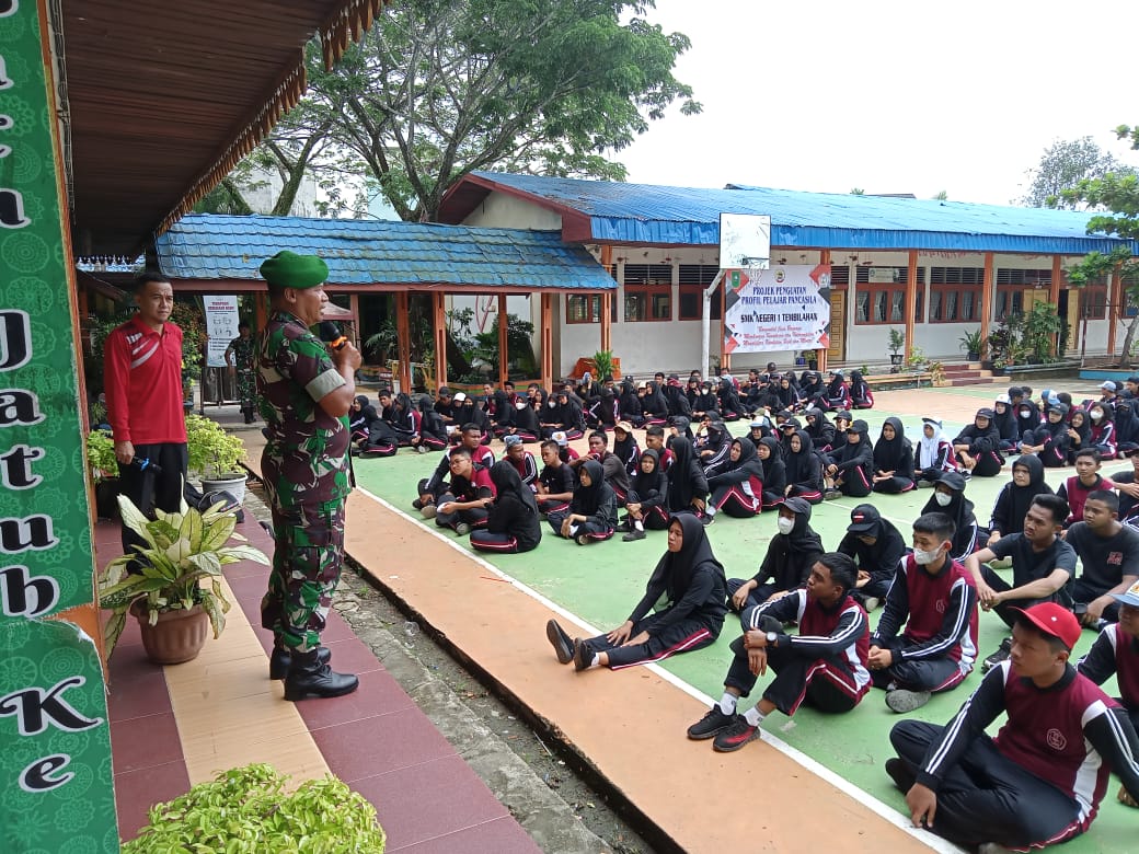 Sertu M.Yasin Babinsa Koramil 01/Tembilahan Tanamkan Jiwa Bela Negara Kepada Siswa SMK