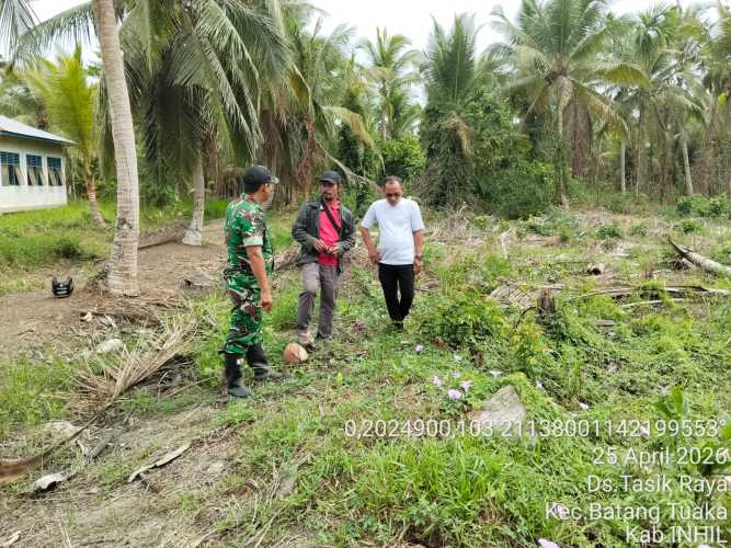 Babinsa Tasik Raya Laksanakan Pendampingan Penentuan Tapal Batas Desa di Parit 6