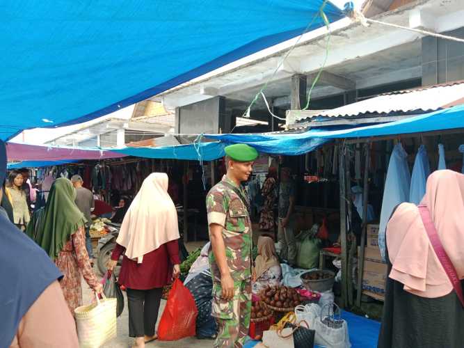 Babinsa Tembilahan Hulu Ajak Pedagang Jaga Kebersihan dan Ketertiban Pasar