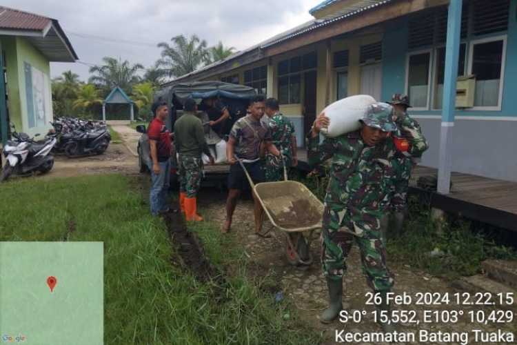 Karya Bakti TNI Bagi Sarana Pendidilan Islam di Desa Sungai Luar