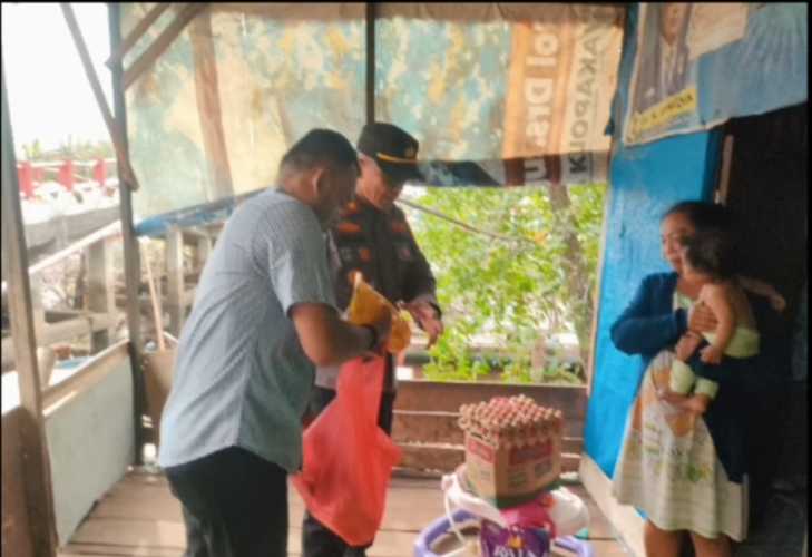 Polsek Pulau Burung Gelar Jumat Berkah Bertamasya, Berbagi Takjil dan Sembako kepada Warga