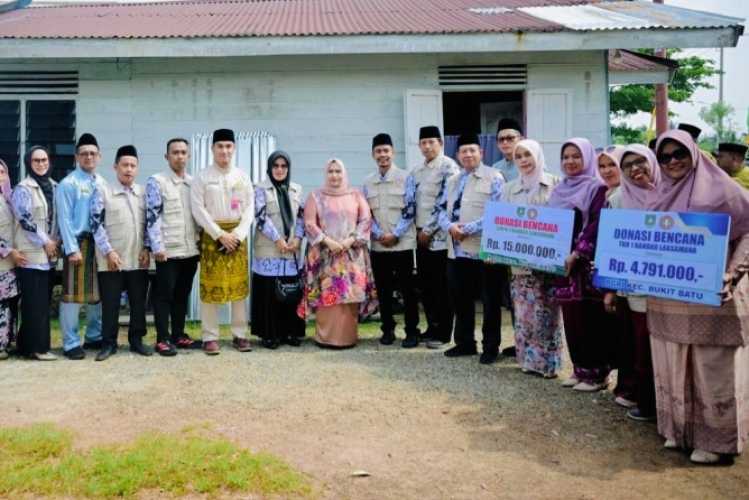 Wujud Kepedulian, Bupati Kasmarni Serahkan Bantuan Korban Puting Beliung di Desa Api-Api