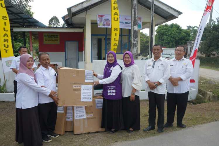 Ketua Tim Pembina (TP) Posyandu Kabupaten Asahan Serahkan Bantuan Meja dan Kursi untuk Posyandu