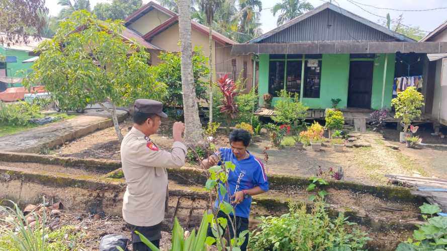 Personel Polsek Enok Dukung Ketahanan Pangan Melalui Kunjungan ke Pekarangan Pangan Warga