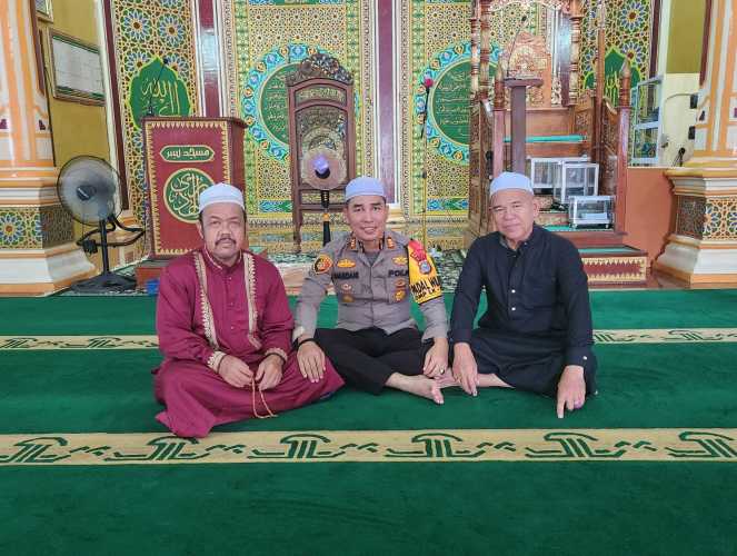 Kapolsek Kempas Rangkul Ketua MUI dan Imam Besar Masjid Nurul Huda, Wujudkan Pilkada Damai