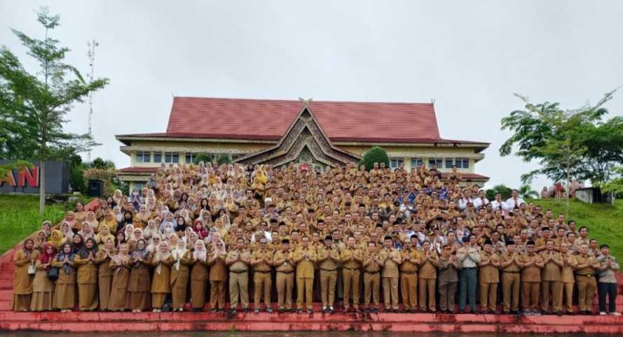 Bupati Pelalawan H. Zukri SM, memimpin langsung apel perdana setelah libur Hari Raya Idul Fitri 1446 H ,