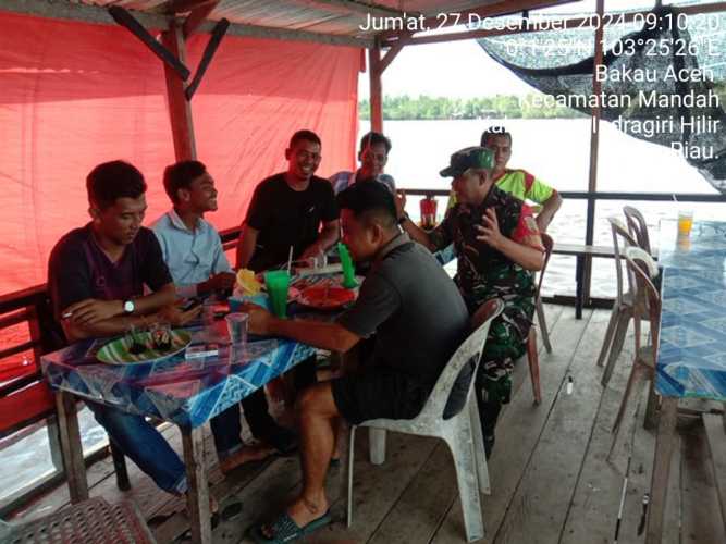 Komsos di Pelabuhan Bakau, Babinsa Tingkatkan Keamanan dan Kesadaran Masyarakat