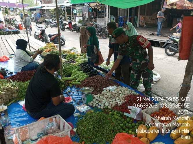 Babinsa Mandah  Cek Ketersediaan Sembako dan Harga Secara Langsung