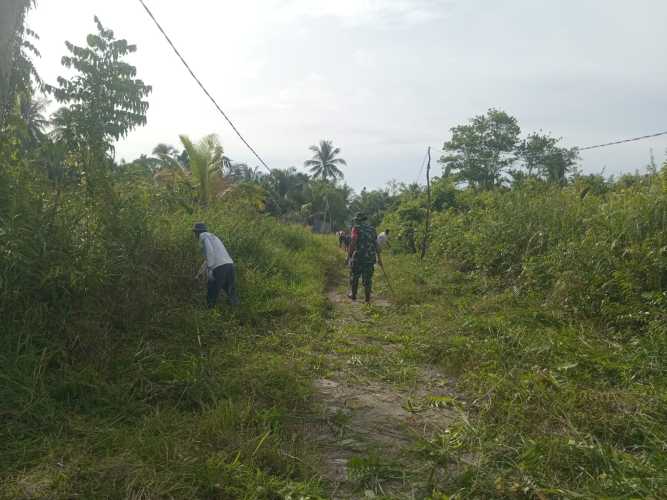 Babinsa Bersama Masyarakat  Lakukan pembersihan akses jalan yang dipenuhi semak dan rerumputan.