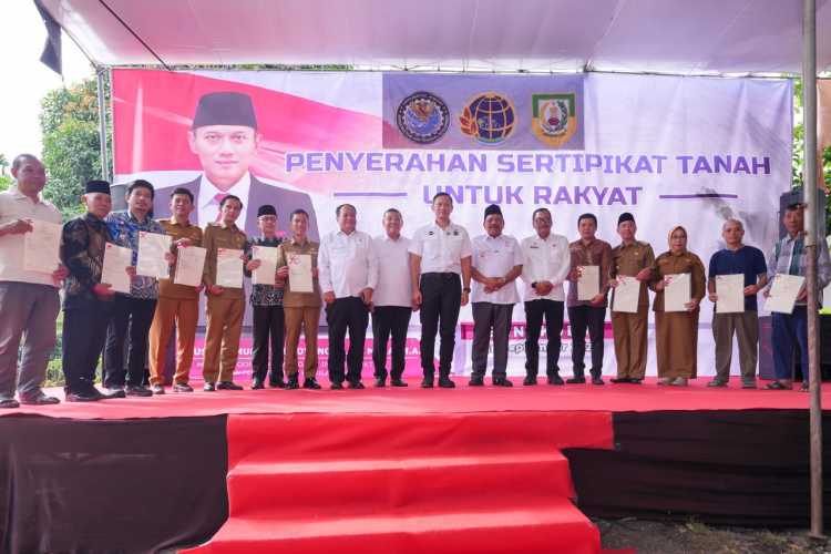 Bersama Menko AHY Serahkan Sertipikat Tanah untuk Rakyat di Bengkulu, Wamen Ossy Apresiasi Peran Pemerintah Daerah